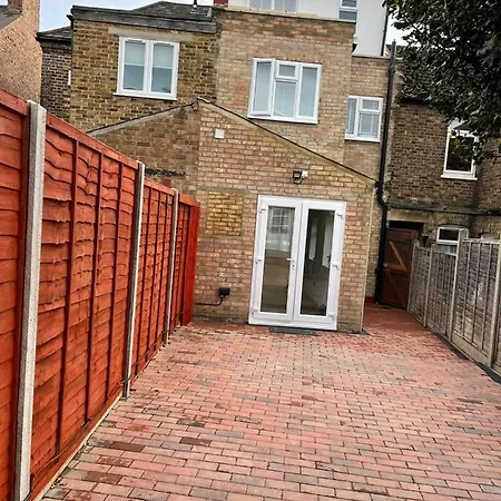 Luxury 4 Bed & 3 Bathrooms